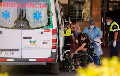 Ingreso de una paciente de coronavirus en el Hospital San José, en Santiago.