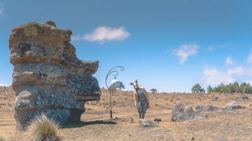 La obra tiene como escenario el Valle de las Piedras, en Zacatlán, Puebla, “paisaje surrealista que se ajustó al universo del personaje”.