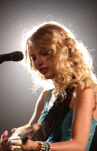Taylor Swift también presenta el sencillo Today Was a Fairytale y un remix de Love Story.