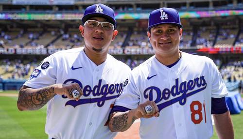 Los mexicanos Julio Urías y Víctor González lucen orgullosos y sonrientes con sus anillos de campeones mundiales con el equipo angelino.