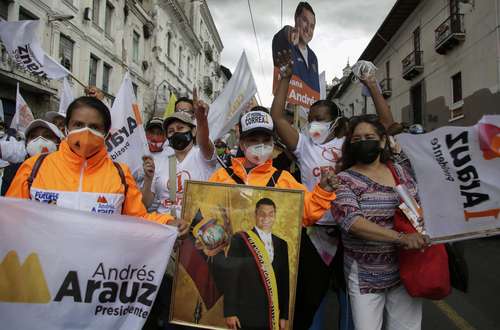 Simpatizantes del correísta Andrés Arauz en su cierre de campaña en Quito, el jueves pasado.