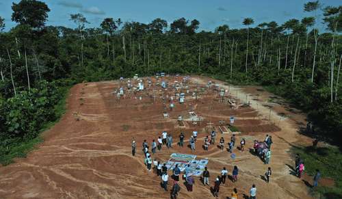 Familiares de víctimas de coronavirus se congregaron en un lugar señalado como fosa clandestina, donde fueron enterrados al menos 300 personas en Iquitos, Perú.