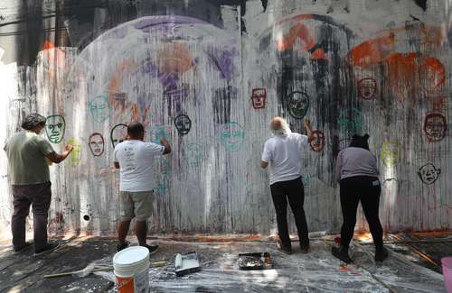 Como parte de las actividades, varios pintores, entre ellos Demián Flores, Gabriel Macotela y Gritón comenzaron un mural en una pared contigua al inmueble.