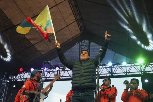  Andrés Arauz, candidato de la Alianza Unión por la Esperanza, UNES, saluda a simpatizantes reunidos en la sede de su campaña en Quito, luego del cierre de las urnas. Foto Ap