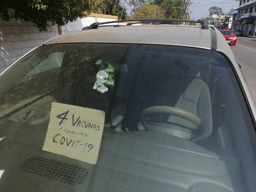 Adultos mayores comenzaron a formar filas de autos un día antes de que empiece este lunes la semana de vacunación contra Covid-19 en el módulo ubicado en el Instituto Tecnológico de Ciudad Madero, Tamaulipas.