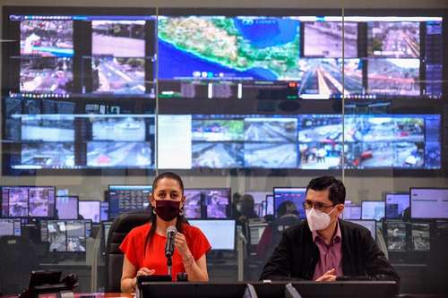 La jefa de Gobierno, Claudia Sheinbaum, junto con el titular del Centro de Comando, Control, Cómputo, Comunicaciones y Contacto Ciudadano de la Ciudad de México (C5), Juan Manuel García Ortegón, supervisó desde las instalaciones del C5 la prueba de audio para verificar el funcionamiento de los altavoces que emiten la alarma sísmica.