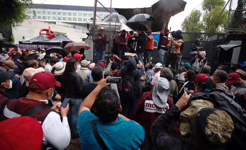 Félix Salgado Macedonio, Mario Delgado, Gerardo Fernández Noroña y Ovidio Peralta, entre otros, encabezan un mitin frente a las instalaciones del INE.