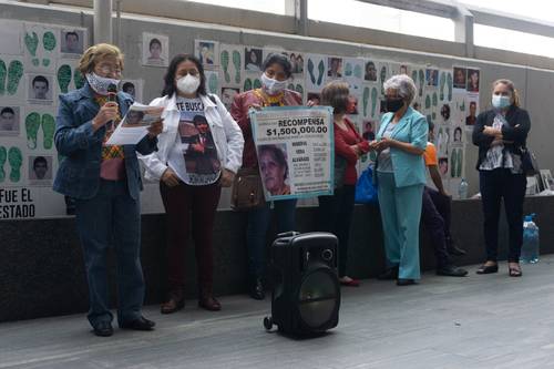 El colectivo de madres de desaparecidos coloca losetas con nombres e imágenes de sus hijos frente a la FGR en la Glorieta de los Insurgentes en la CDMX. “A más de tres años no hay nada. Han llegado al extremo de decirnos que no nos preocupemos, que seguro recibió un golpe en la cabeza y anda de indigente”, denuncia Victoria Esquivel, abuela de Watson Plaza Gómez.