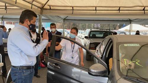 Francisco García Cabeza de Vaca acudió al centro con modalidad vehicular instalado en el campus de la UAT.