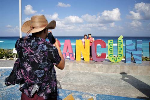 Paseantes en Cancún, Quin-tana Roo, durante la Semana Santa. El Inegi reportó una baja en el arribo de viajeros, sobre todo de los que llegan vía aérea.