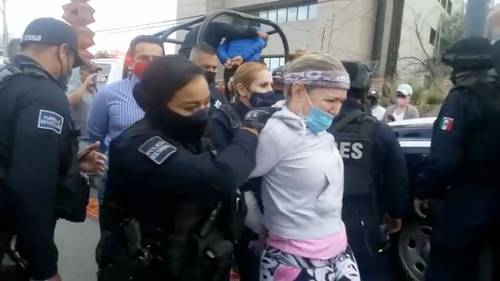 Adriana Fuentes Téllez, candidata priísta a la presidencia municipal de Ciudad Juárez, Chihuahua, fue detenida ayer por agentes de la Comisión Estatal de Seguridad, quienes le provocaron un esguince cervical por someterla con fuerza excesiva.