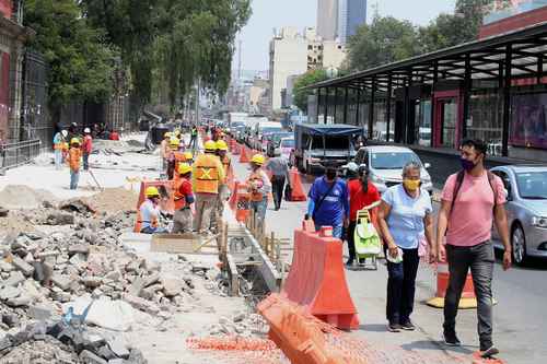 Las obras que realizan trabajadores del gobierno de la ciudad en la avenida Balderas han provocado congestiones viales en los días recientes, ante la molestia de peatones y automovilistas, que ven retrasados sus traslados.