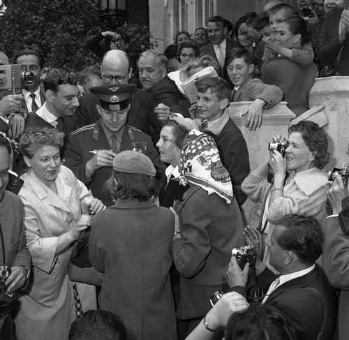  Cazadores de autógrafos se apresuran alrededor del cosmonauta ruso, en la embajada soviética en Londres, el 15 de julio de 1961. Foto Ap