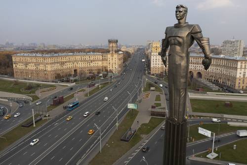  Monumento de 42 metros de altura y 12 toneladas, construido en 1980 en su honor. Foto Ap