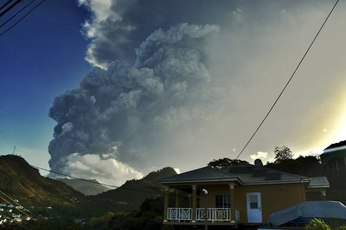 Las cenizas se esparcen mientras continúa en erupción el volcán La Soufrière, en la oriental isla caribeña de San Vicente, que se quedó sin servicio de energía eléctrica.