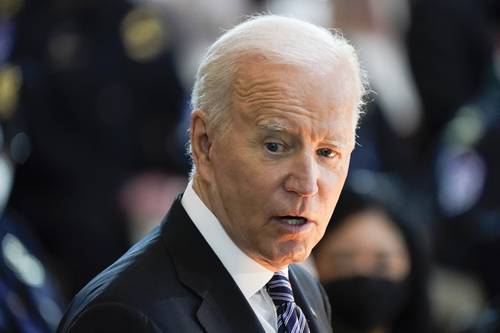 Los dicterios de Joe Biden contra Vladimir Putin tuvieron efecto bumerán. En la imagen, el presidente estadunidense durante una ceremonia en honor del policía atropellado por el hombre que estrelló su auto contra un acceso al Capitolio el 2 de abril.