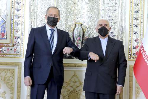 El ministro de Relaciones Exteriores de Irán, Mohammad Javad Zarif (a la derecha), y su par de Rusia, Serguei Lavrov, se reunieron ayer en Teherán para conversar acerca del curso de las negociaciones en Viena sobre el acuerdo nuclear con las potencias mundiales.