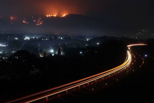 Después de más de 48 horas de que un incendio se inició en el paraje Malinalapa del poblado de Santo Domingo, municipio de Tepoztlán, Morelos, ayer llegaron dos helicópteros de la Comisión Nacional del Agua y uno de la Secretaría de la Defensa Nacional a fin de apoyar las labores para sofocar el fuego.