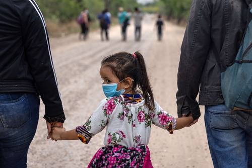 Una niña migrante mira hacia México tras cruzar la frontera en dirección a Estados Unidos, ayer en La Joya, Texas.