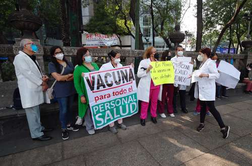 Profesionales de la salud que trabajan en consultorios de farmacias se concentraron ayer ante el Ángel de la Independencia de la Ciudad de México con la intención de dirigirse al Zócalo para solicitar la vacuna contra el Covid-19. Sin embargo, al no reunirse el número suficiente de participantes suspendieron la marcha y sólo realizaron un acto simbólico.