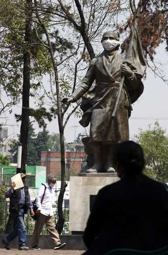 Estatua de Miguel Hidalgo con cubrebocas en calles de la Ciudad de México.