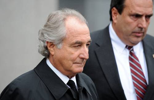 En la imagen, Bernard Madoff –quien murió ayer a los 82 años de edad– al salir del Tribunal Federal de Estados Unidos en 2009, tras declararse culpable de fraude.