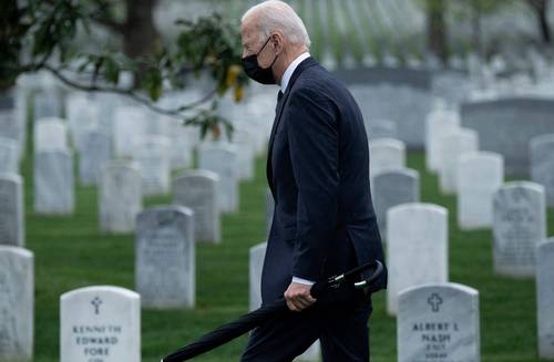 El presidente estadunidense, Joe Biden, visitó ayer el cementerio de Arlington para rendir homenaje a los soldados caídos en la guerra en Afganistán.