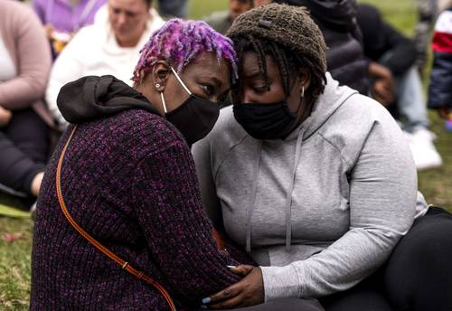 La abuela de Daunte Wright (izquierda) y otros familiares visitaron ayer el lugar donde el joven afroestadunidense fue abatido por una policía el domingo pasado durante un incidente de tránsito en Brooklyn Center, suburbio de Minneapolis.