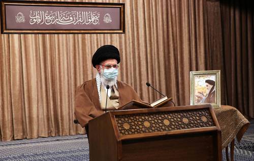 El ayatola Ali Jamenei, ayer en una ceremonia por el primer día del mes sagrado de ayuno musulmán del Ramadán en Irán.