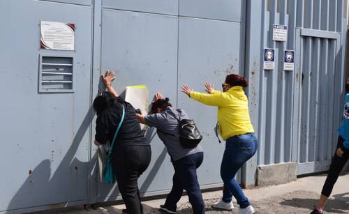 Familiares de internos del penal de La Mesa, en Tijuana, Baja California, exigieron a las autoridades información sobre sus parientes, luego de que la noche del martes se suscitó un intento de motín a causa de la inconformidad de los reos porque no los alimentan a tiempo. Alrededor de las 14 horas de ayer ocurrió otro conato de revuelta, por lo que fue desalojado el personal administrativo. Esposas y madres de los convictos se congregaron fuera del reclusorio.