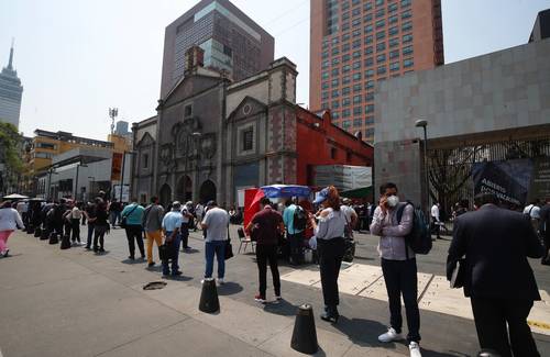 Quienes acuden a alguna diligencia a las salas de lo familiar del Tribunal Superior de Justicia, sobre avenida Juárez, hacen una gran fila para ingresar.