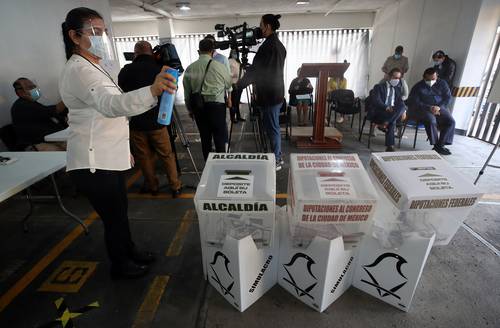 OFRECEN VOTO LIBRE Y SIN RIESGOS. El INE llevó a cabo ayer un simulacro de instalación de casilla para la elección del 6 de junio, que contará con todas las medidas para prevenir contagios.