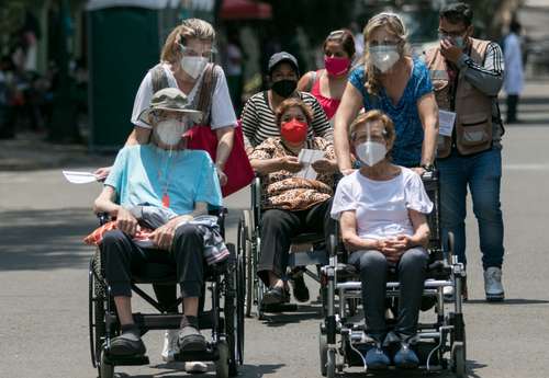 Los capitalinos reaccionan ante catástrofes, como la pandemia de Covid-19, con capacidad de adaptación, señaló la jefa de Gobierno, Claudia Sheinbaum, al agradecer el premio. En esta imagen, adultos tras recibir la vacuna.