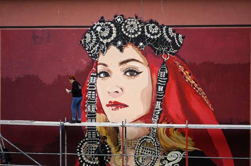 Artista kosovar y directora del Mural Fest Lebibe Topalli da los toques finales a una pintura que representa a la cantante y compositora kosovar y británica Rita Ora, en la ciudad de Ferizaj.