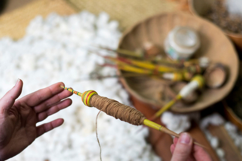 Hilado de algodón coyuchi con malacate en Oaxaca.  César Montes