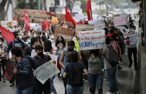 Estudiantes y profesores marcharon pacíficamente del Parque de la Bombilla a la Rectoría de la UNAM.