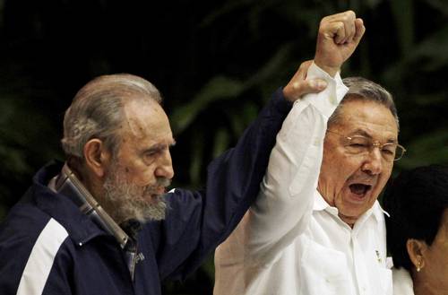  En imagen del 19 de abril de 2011, Fidel Castro y su hermano Raúl. Foto Ap