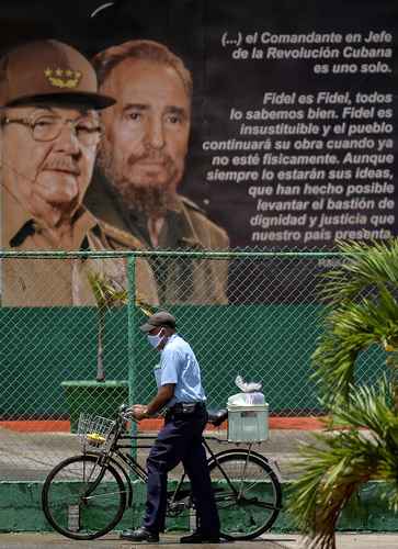  Cartel de este año en calles de La Habana. Foto Afp