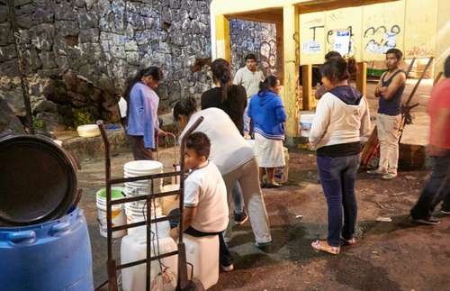 Vecinos de Los Pedregales acusaron a los partidos políticos de favorecer el desabasto en esta época.