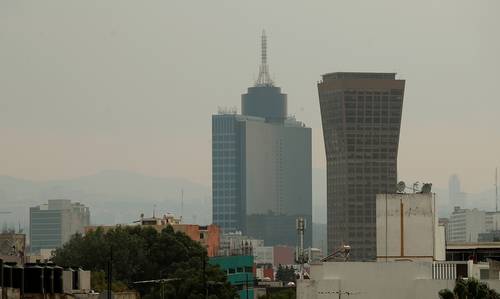 Además de los 30 grados Celsius, ayer se disparó la contaminación en todas las zonas de la ciudad, lo que la coloca cerca de padecer una contingencia atmosférica.