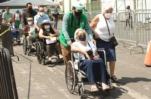 Adultos mayores residentes de la alcaldía Miguel Hidalgo asisten por su segunda dosis de vacunación en Campo Marte.