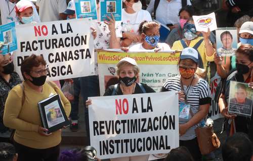 Familiares de víctimas de desaparición se manifiestan frente a la comisión de atención a víctimas.