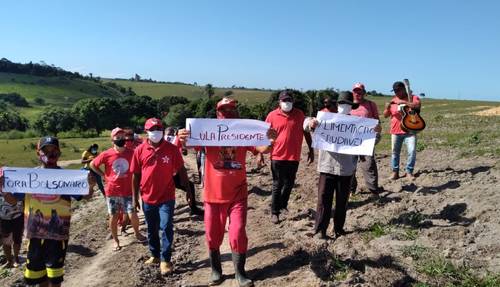 Campesinos brasileños del municipio de Mucurie, en la región de Extremos Sul do Bahía, rindieron homenaje a las víctimas de la matanza de Eldorado Carajás.