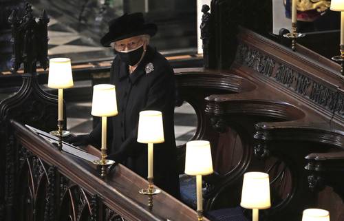  La reina Isabel II en la capilla de San Jorge.