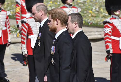  Los príncipes Guillermo y Enrique y, en medio de ambos, Peter Phillips, hijo de la princesa Ana. Foto Ap