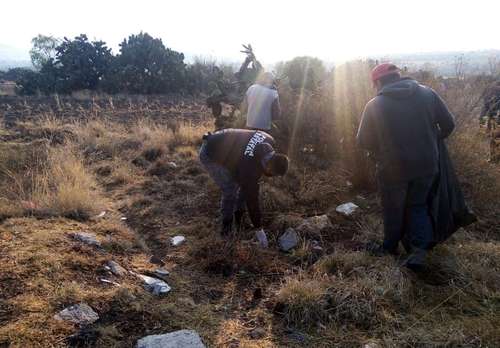 Trabajadores del municipio de Tlanalapa, Hidalgo, entre ellos agentes policiacos, secretarios y directores, realizaron este sábado labores de limpieza en el basurero de la localidad, luego de que el edil Saúl García Ordóñez fuera emplazado para sanear ese predio.