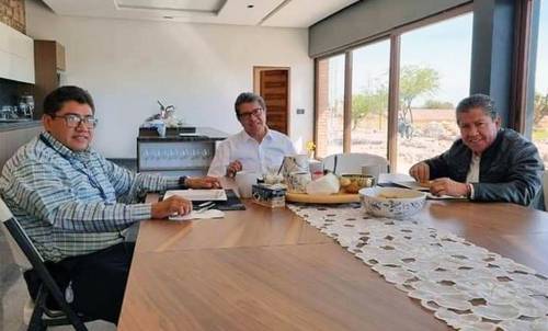 Los hermanos Monreal Ávila, de izquierda a derecha: Saúl, Ricardo y David, durante una reunión en rancho Fresnillo, en Zacatecas.