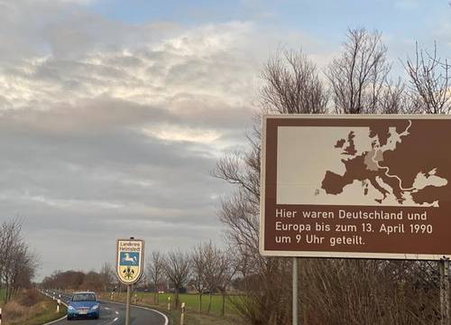 Placa conmemorativa en el distrito de Helmstedt, cuyo texto dice: “Aquí estuvo dividida Alemania y Europa hasta el 13 de abril de 1990 a las 9:00 horas”.