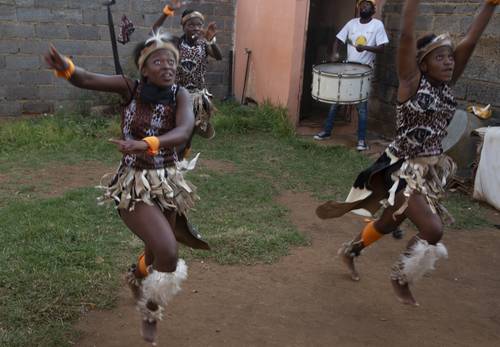 Jóvenes sudafricanas interpretan bailes zulúes y música tradicional africana como parte de las lecciones impartidas por la Sociedad de Arte y Cultura Jabulile en el municipio pobre de Orange Farm, a las afueras de Johannesburgo. En medio de las clases de baile y música de marimba, un líder del grupo cultural rindió homenaje al príncipe Felipe de Gran Bretaña, quien murió la semana pasada y cuyos premios Duque de Edimburgo ayudaron a financiar las actividades de la comunidad.