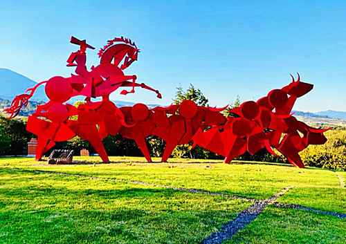 Uno de los recientes trabajos del maestro Rafael Sánchez de Icaza a base de su surrealismo geométrico es la monumental escultura en bronce que se levanta en la ganadería mexiquense de Caparica.